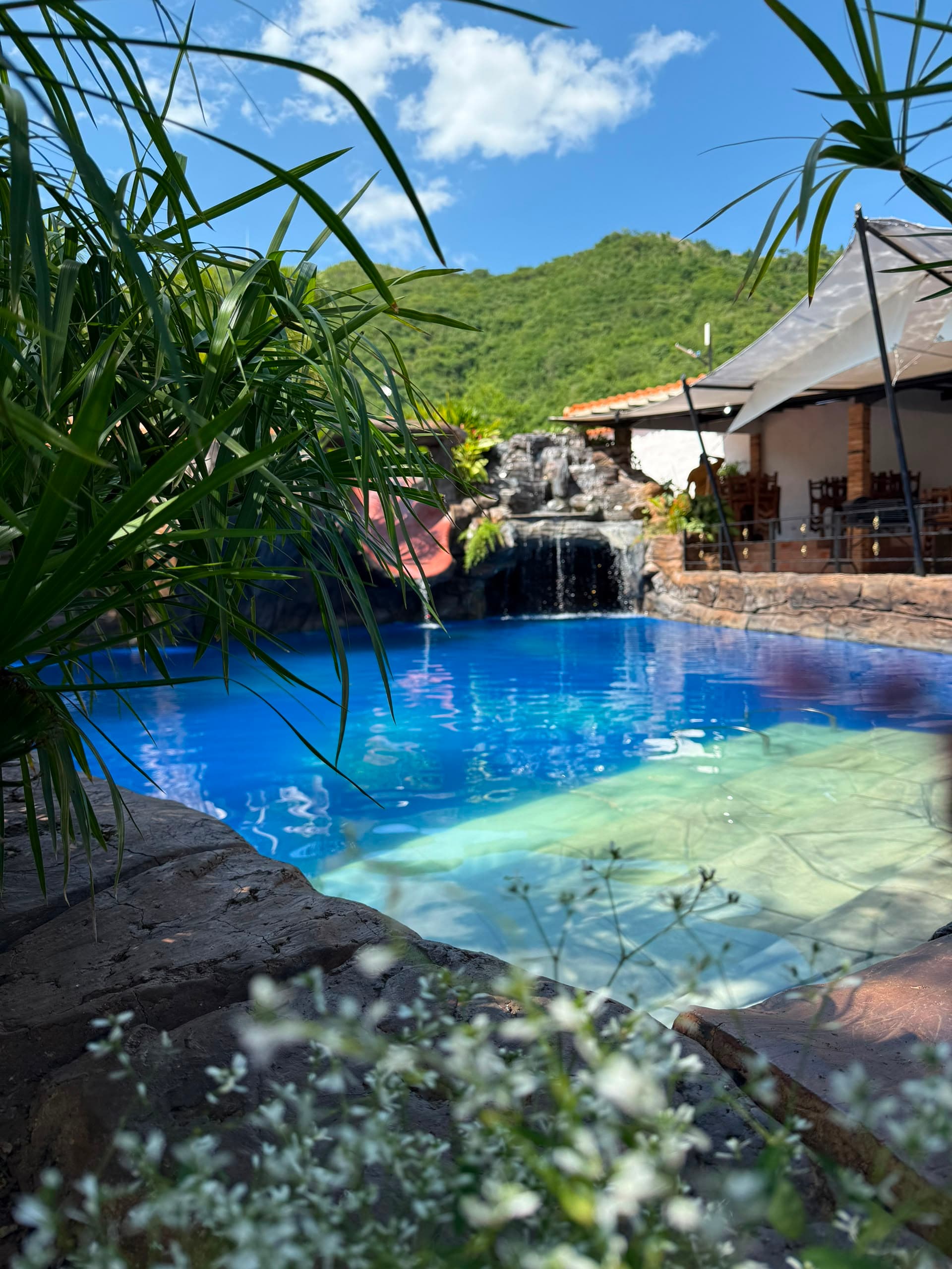 Piscina con cascada de roca natural